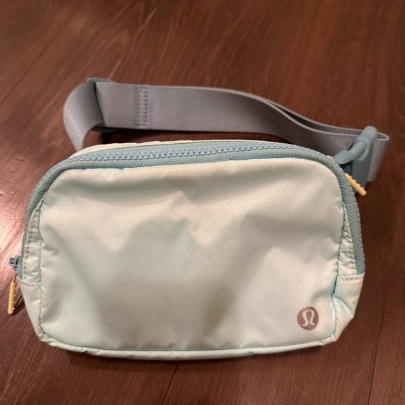 Lululemon Everywhere Belt Bag 1L * Icing Blue / Eton Blue - Picture 3 of 7